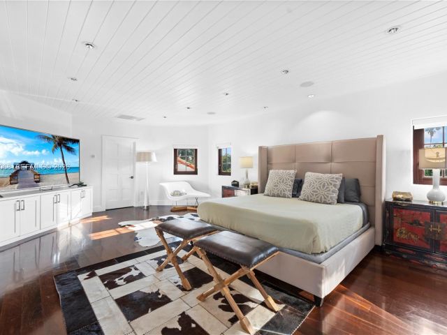 Продажа дома по адресу 1201 NE 83rd St - фото 7532774