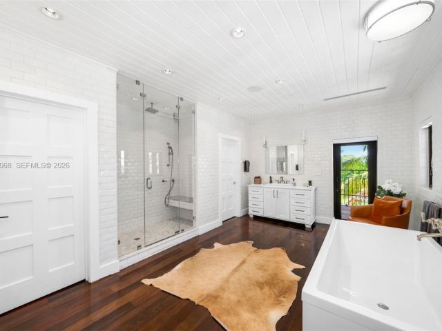 Продажа дома по адресу 1201 NE 83rd St - фото 7532775