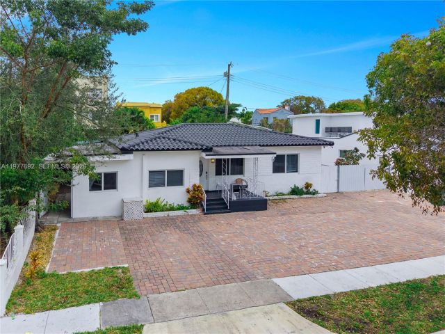 Продажа дома по адресу 1761 SW 14 Street - фото 7464724