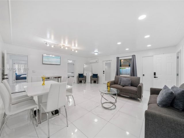 Продажа дома по адресу 1761 SW 14 Street - фото 7464725