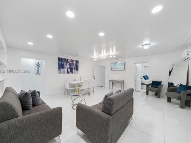 Продажа дома по адресу 1761 SW 14 Street - фото 7464726