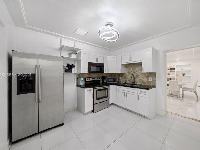 Продажа дома по адресу 1761 SW 14 Street - фото 7464728