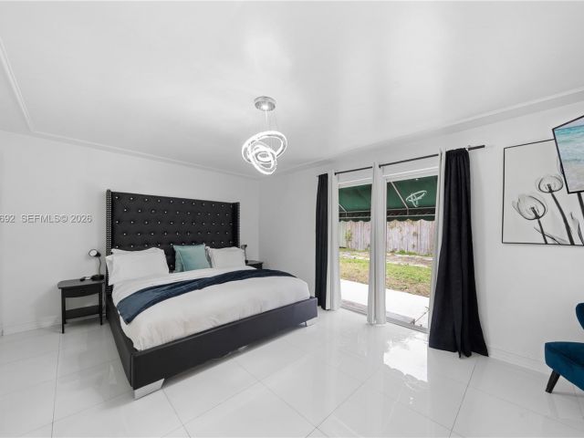 Продажа дома по адресу 1761 SW 14 Street - фото 7464729