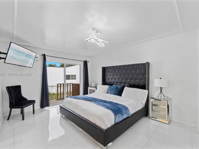 Продажа дома по адресу 1761 SW 14 Street - фото 7464730