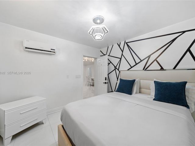 Продажа дома по адресу 1761 SW 14 Street - фото 7464732