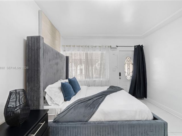 Продажа дома по адресу 1761 SW 14 Street - фото 7464734