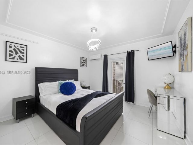 Продажа дома по адресу 1761 SW 14 Street - фото 7464736