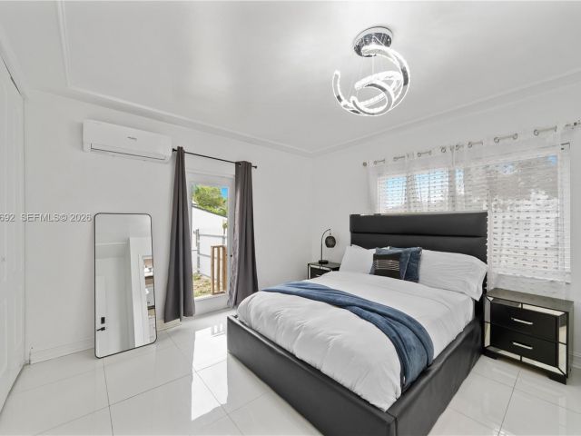 Продажа дома по адресу 1761 SW 14 Street - фото 7464739