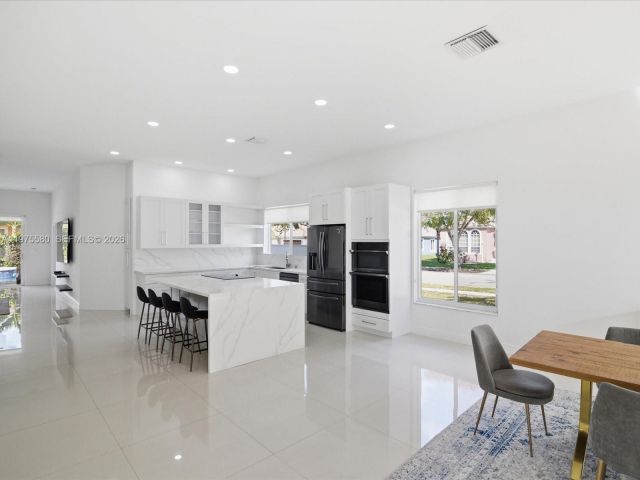 Дом в аренду по адресу 14205 NW 21st St - фото 7521858