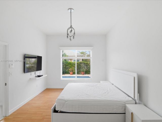 Дом в аренду по адресу 14205 NW 21st St - фото 7521869