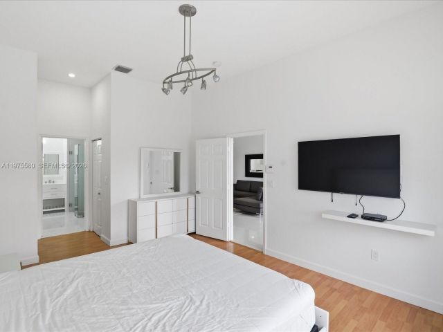 Дом в аренду по адресу 14205 NW 21st St - фото 7521870