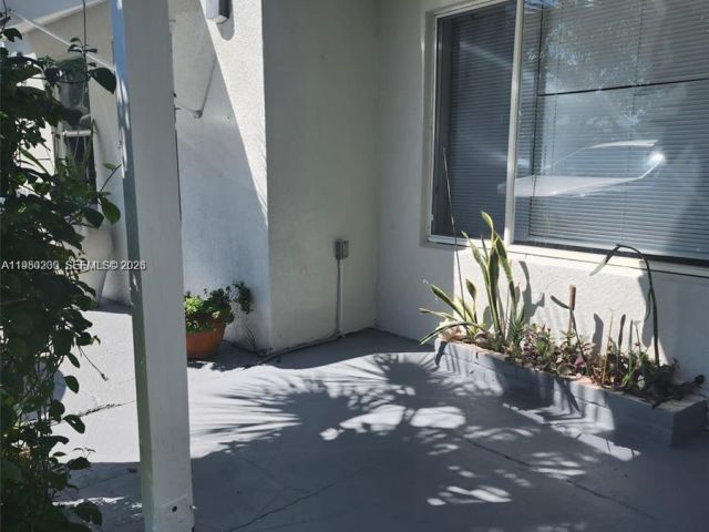 Дом в аренду по адресу 1561 NE 29th St - фото 7478429