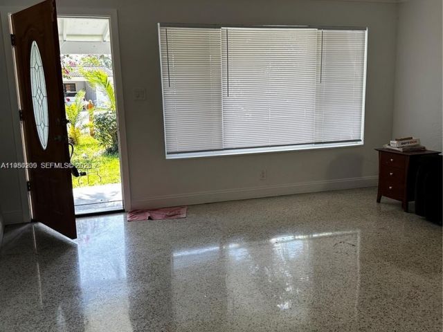 Дом в аренду по адресу 1561 NE 29th St - фото 7478435