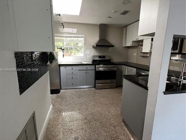 Дом в аренду по адресу 1561 NE 29th St - фото 7478440