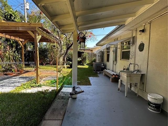 Дом в аренду по адресу 1561 NE 29th St - фото 7478442