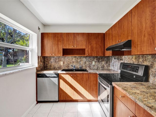 Дом в аренду по адресу 2621 SW Natura Ave - фото 7450528