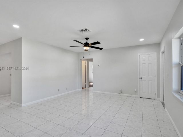 Дом в аренду по адресу 2621 SW Natura Ave - фото 7450534