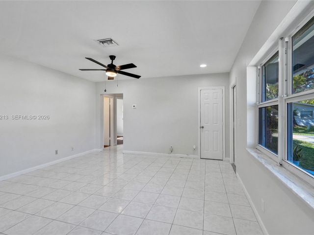 Дом в аренду по адресу 2621 SW Natura Ave - фото 7450535