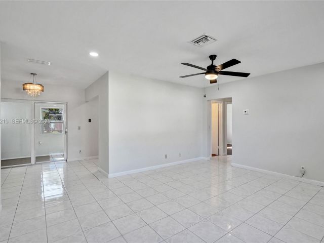 Дом в аренду по адресу 2621 SW Natura Ave - фото 7450536