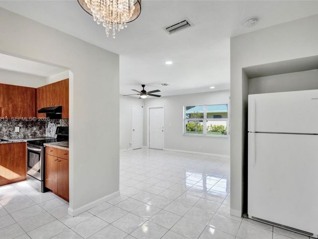 Дом в аренду по адресу 2621 SW Natura Ave - фото 7450538