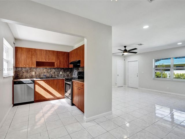 Дом в аренду по адресу 2621 SW Natura Ave - фото 7450539