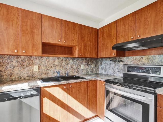 Дом в аренду по адресу 2621 SW Natura Ave - фото 7450543