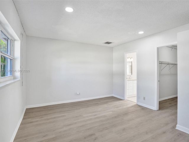 Дом в аренду по адресу 2621 SW Natura Ave - фото 7450544