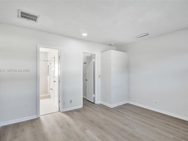 Дом в аренду по адресу 2621 SW Natura Ave - фото 7450545