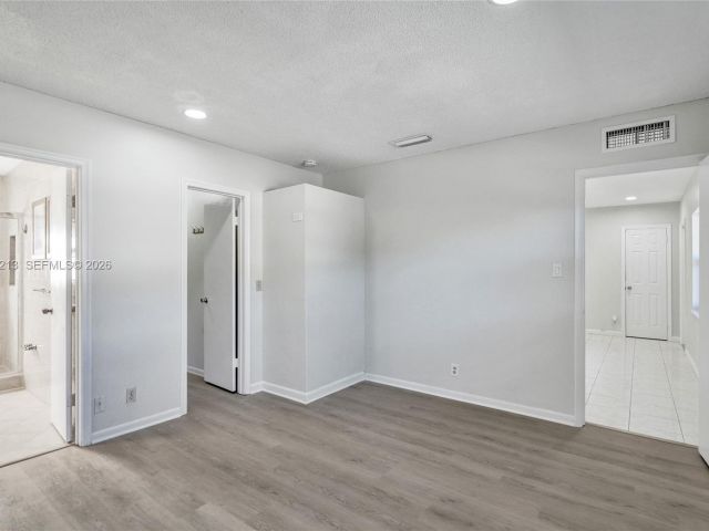 Дом в аренду по адресу 2621 SW Natura Ave - фото 7450546