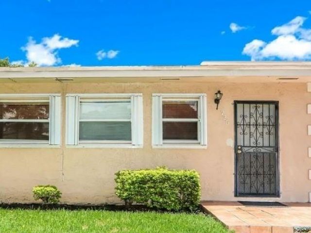 Продажа дома по адресу 725 SW 12th Ave - фото 7459818