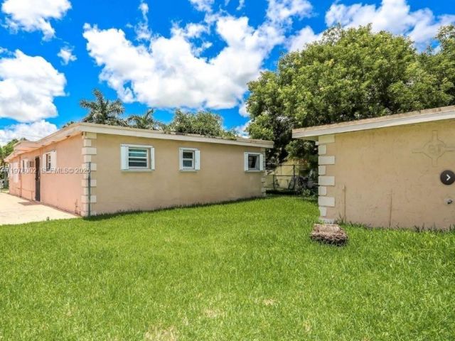 Продажа дома по адресу 725 SW 12th Ave - фото 7459819