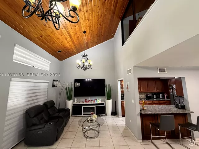 Продажа дома по адресу 8408 NW 8th St 8408 - фото 8879302