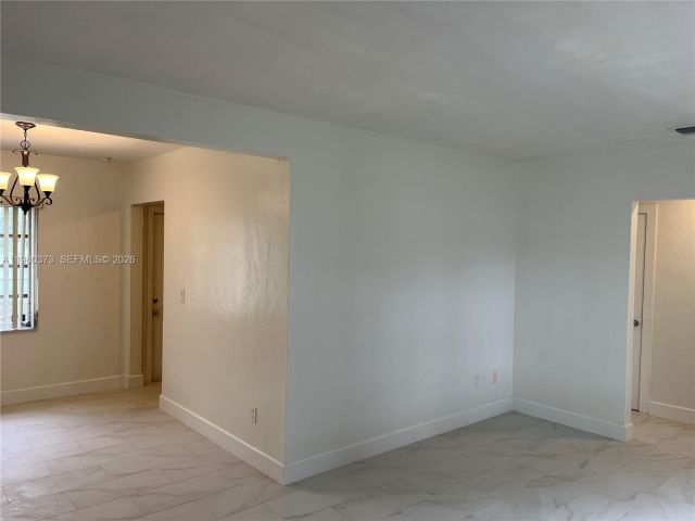 Дом в аренду по адресу 6261 NW 40th St - фото 7487350