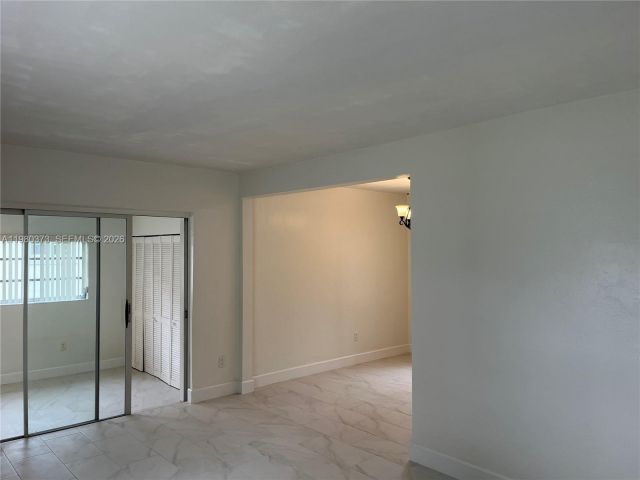 Дом в аренду по адресу 6261 NW 40th St - фото 7487352