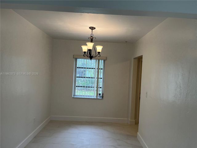 Дом в аренду по адресу 6261 NW 40th St - фото 7487353