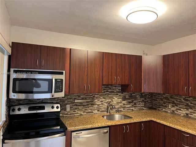 Дом в аренду по адресу 6261 NW 40th St - фото 7487354