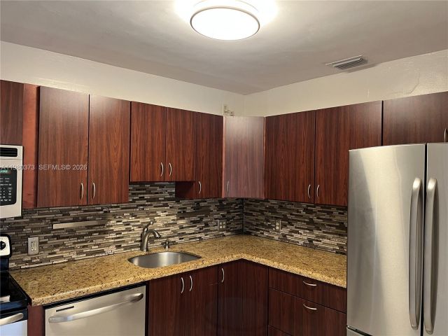 Дом в аренду по адресу 6261 NW 40th St - фото 7487355