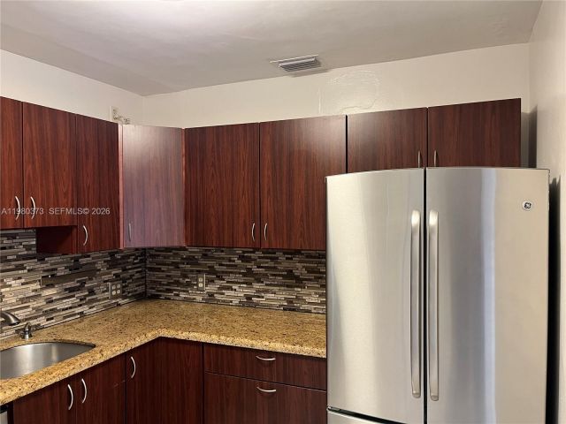 Дом в аренду по адресу 6261 NW 40th St - фото 7487356