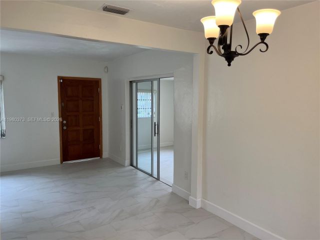 Дом в аренду по адресу 6261 NW 40th St - фото 7487357