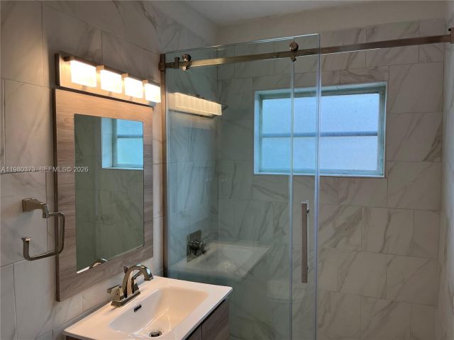 Дом в аренду по адресу 6261 NW 40th St - фото 7487358