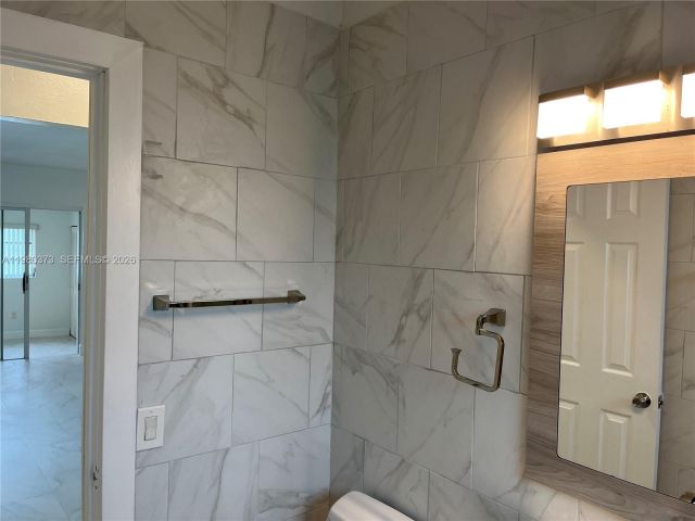 Дом в аренду по адресу 6261 NW 40th St - фото 7487359