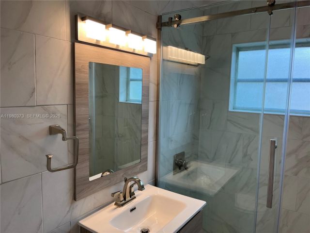 Дом в аренду по адресу 6261 NW 40th St - фото 7487360