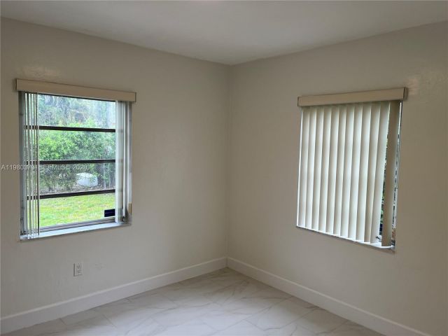 Дом в аренду по адресу 6261 NW 40th St - фото 7487361