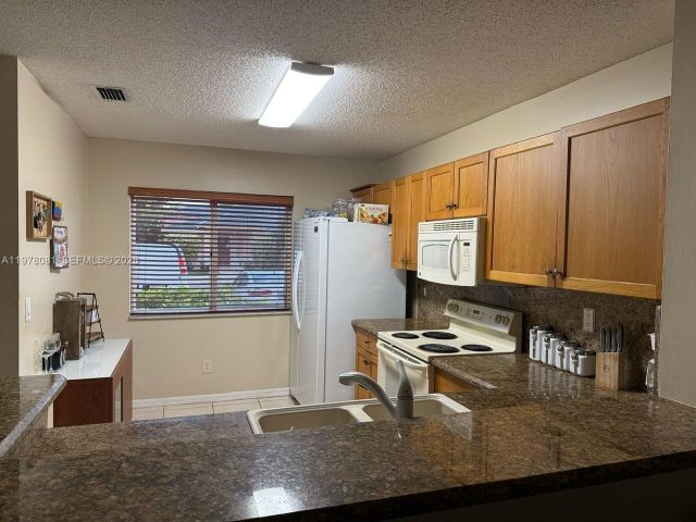 Дом в аренду по адресу 20875 NW 4th St - фото 7454720