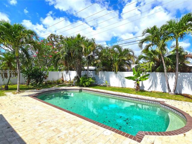 Дом в аренду по адресу 909 SW 9th Ave - фото 7453271