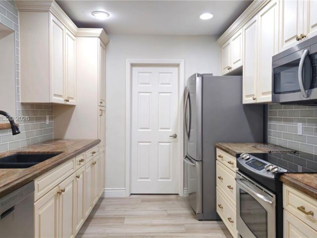 Дом в аренду по адресу 909 SW 9th Ave - фото 7453272