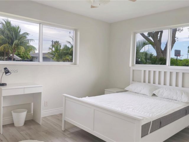 Дом в аренду по адресу 909 SW 9th Ave - фото 7453274