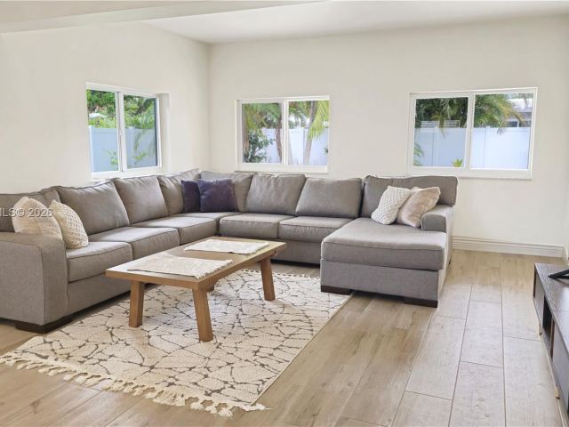 Дом в аренду по адресу 909 SW 9th Ave - фото 7453276