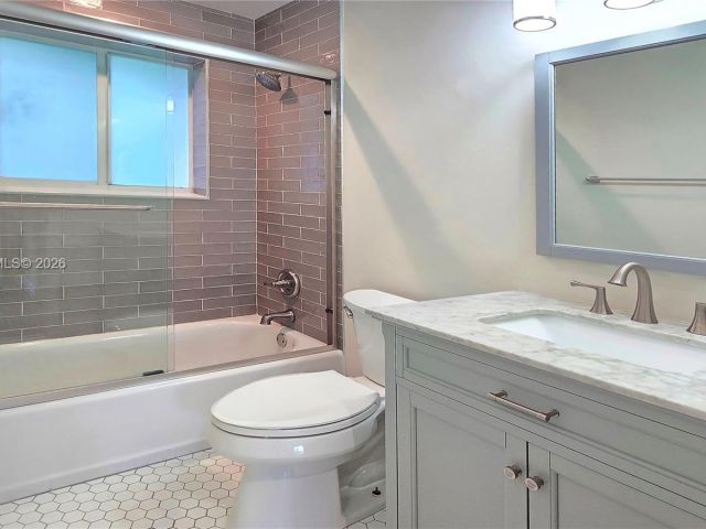 Дом в аренду по адресу 909 SW 9th Ave - фото 7453277