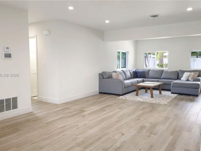 Дом в аренду по адресу 909 SW 9th Ave - фото 7453280